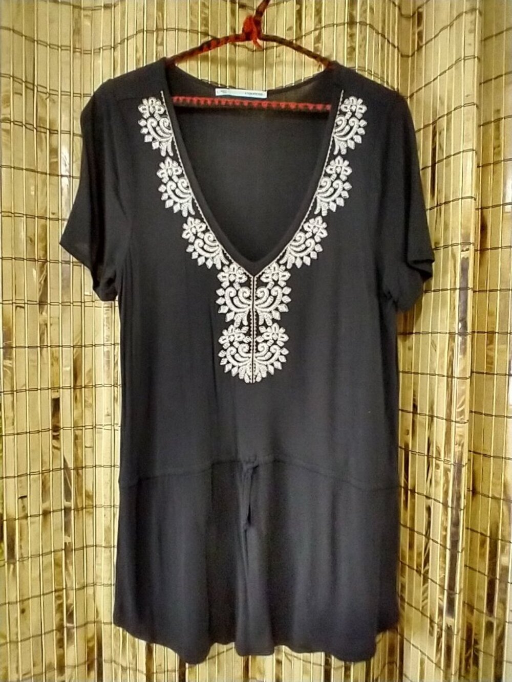 Maurices White V-neck tunic top (Size Large)